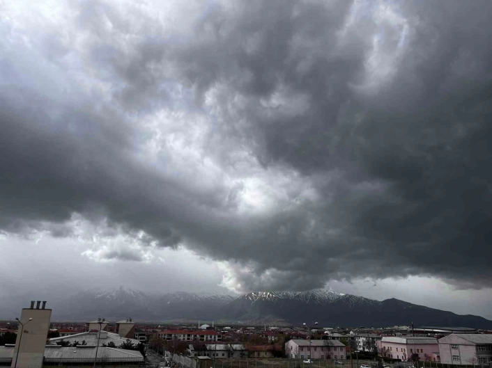 Erzincan'da sağanak yağış, yükseklerde kar bekleniyor