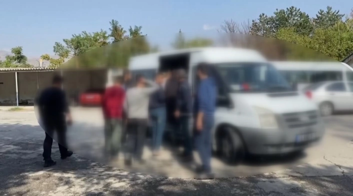 Erzincan'da yabancı uyruklu 14 kaçak göçmen yakalandı