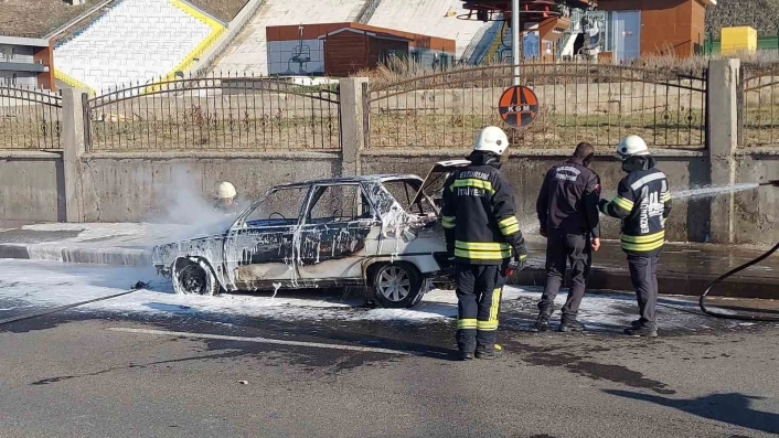 Erzurum'da seyir halindeki araç alev topuna döndü