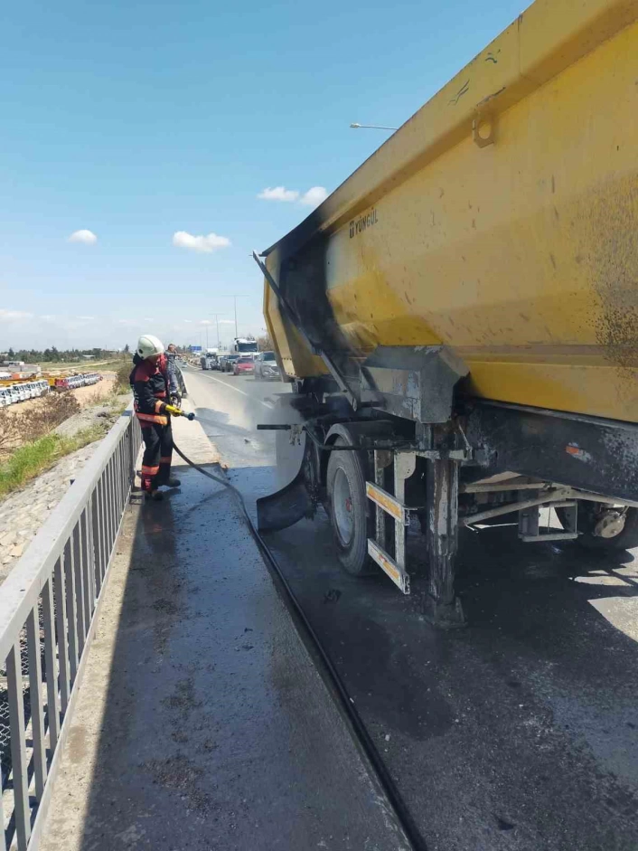 Hafriyat kamyonunun lastiğinde çıkan yangın korkuttu