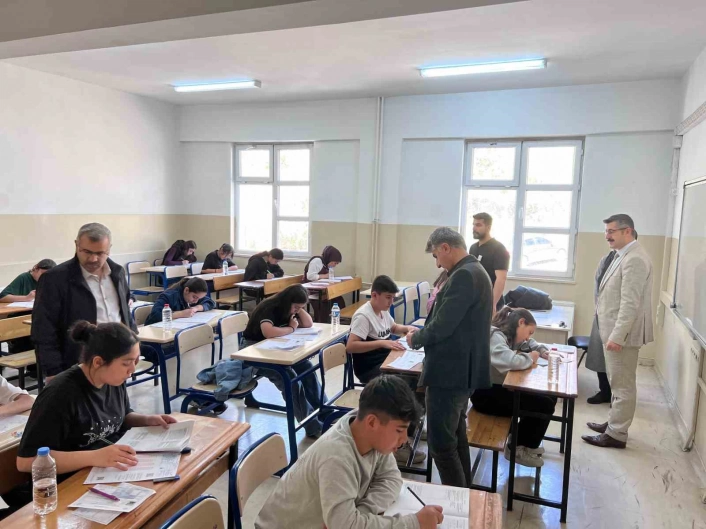 Hakkari'de bursluluk sınavı başarıyla tamamlandı