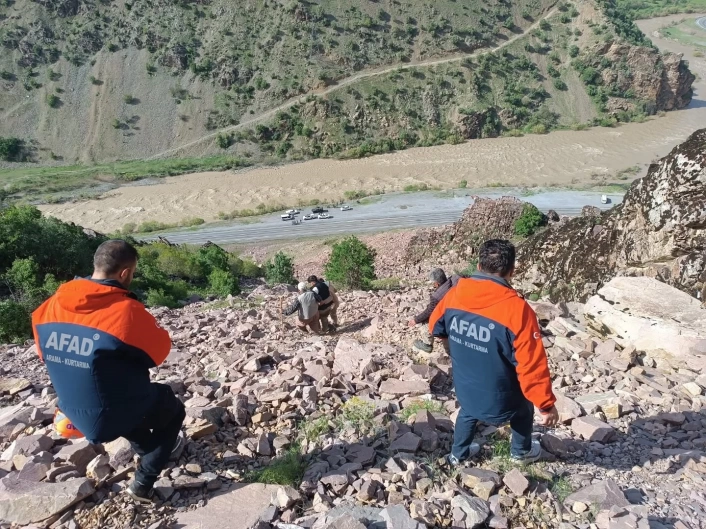 Hakkari'de dağda mahsur kalan genç, AFAD tarafından kurtarıldı