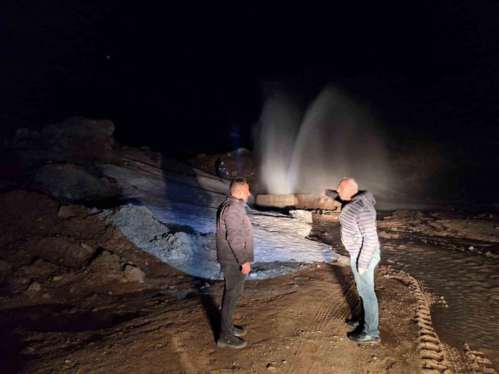 Hakkari'de içme suyu hattında arıza: 6 metreye kadar fışkıran su ekipleri zor durumda bıraktı