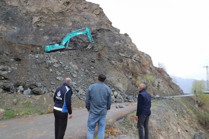 Hakkari'de kaya düşmelerine karşı ekipler çalışıyor