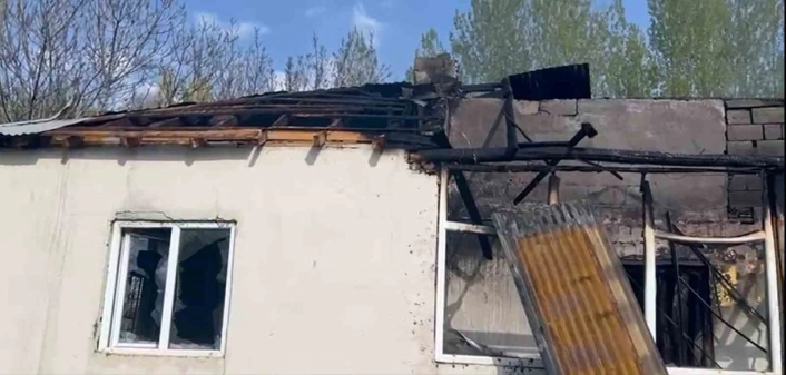 Hakkari'de korkutan ev yangını: Aile son anda kurtuldu