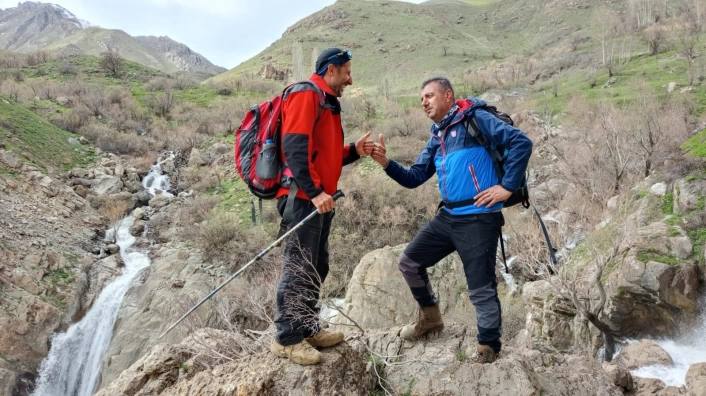 Hakkari'de Marunus Şelalesi'ne doğa yürüyüşü