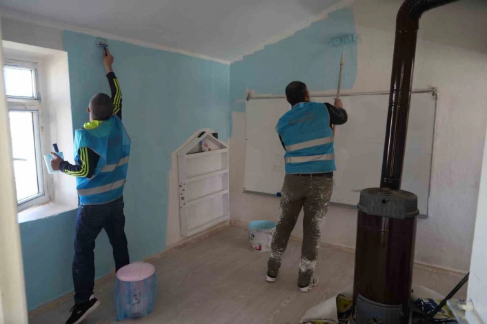 Muş'ta hükümlüler 23 Nisan öncesi köy okulunu yeniledi