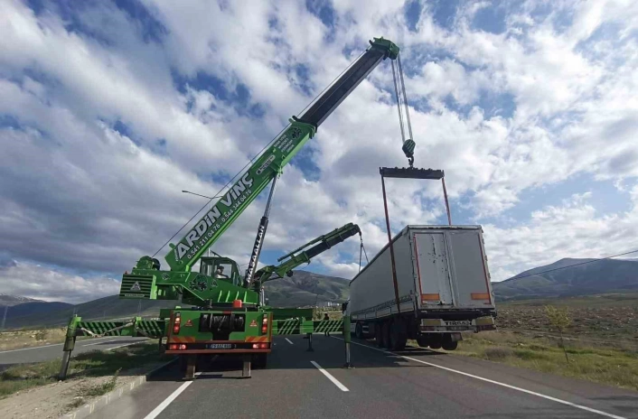Iğdır'da kontrolden çıkan tır yol kenarında toprağa saplandı