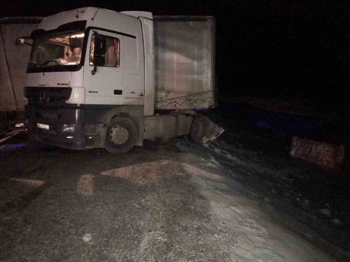 Ilgar Dağı'nda buzlanmadan kayan tır, yolu kapattı