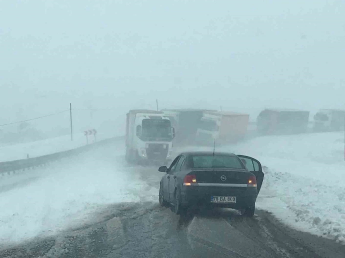 Ilgar Dağında tipide onlarca tır mahsur kaldı