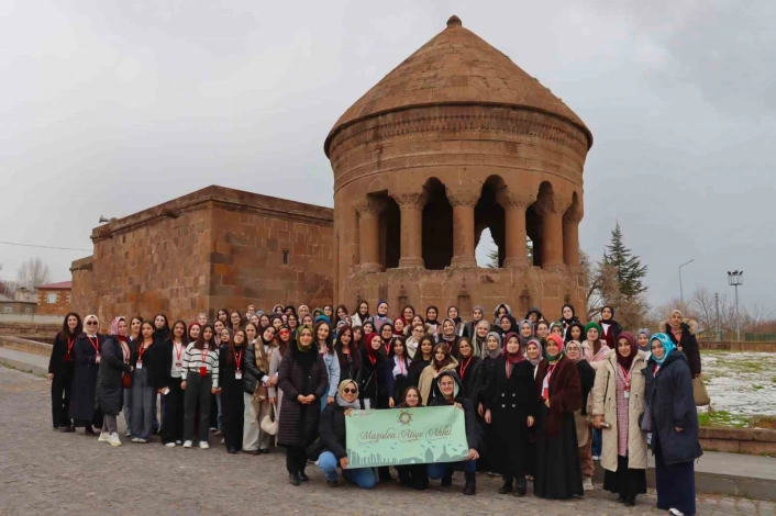 İstanbul'dan gelen öğrenciler Ahlat'ın tarihi mekanlarını gezdi