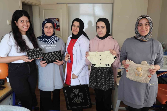Kadınlar el sanatları kursunda hem sosyalleşiyor hem de öğreniyor