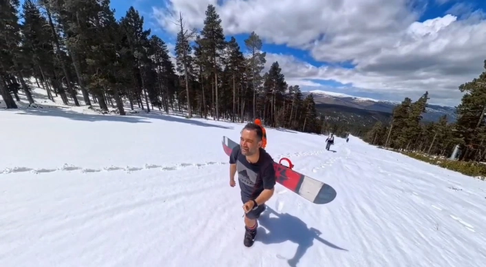 Kars'ta bahar ortasında snowboard keyfi