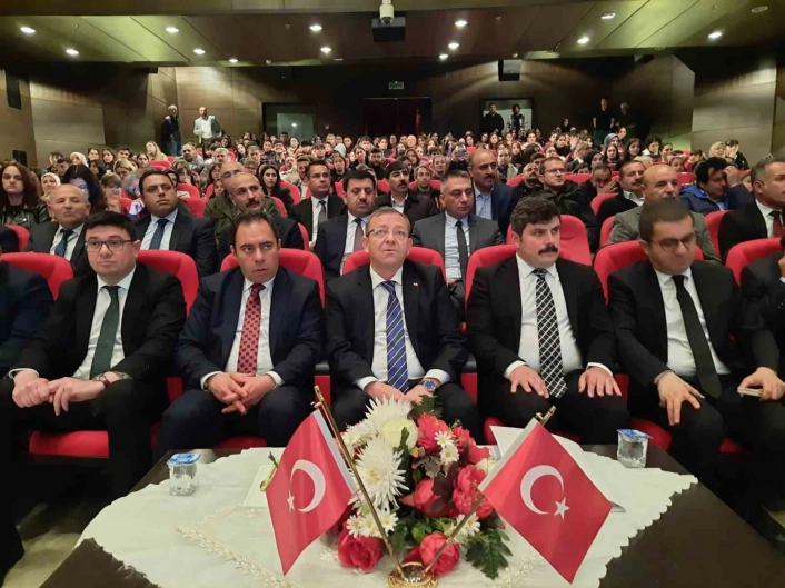 Kars'ta en çok kitap okuyan öğrenci ve veliler ödüllendirildi