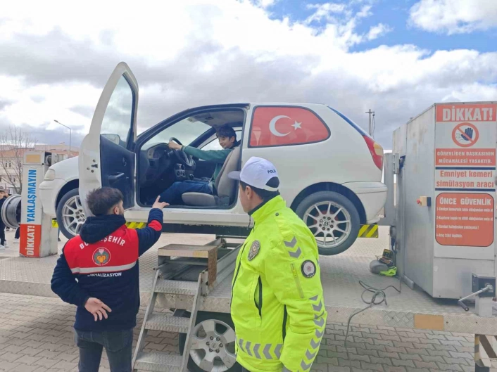 Malatya'da öğrencilere simülasyonla emniyet kemeri farkındalığı