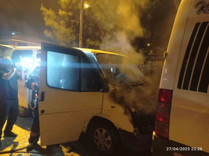 Malatya'da park halindeki araçta çıkan yangın söndürüldü