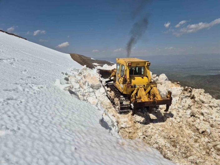 Muş'ta 2 metreyi bulan karda yol açma çalışması