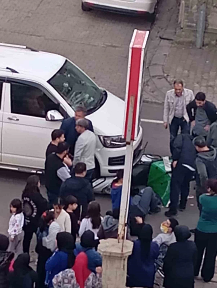 Panelvan motosiklete çarptı: 1 yaralı