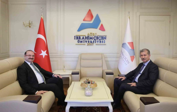 Rektör Hacımüftüoğlu'ndan mevkidaşı Rektör Gülçin'e hayırlı olsun ziyareti