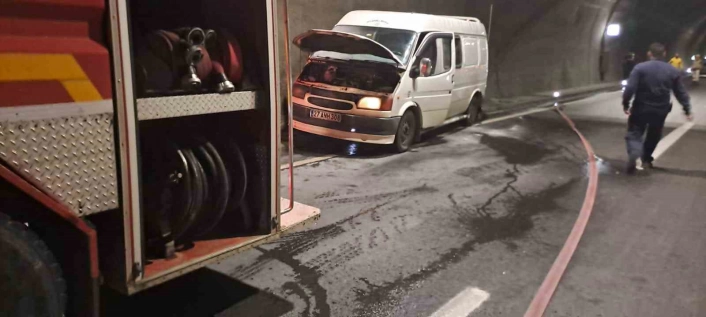 Seyir halindeki minibüs alev aldı