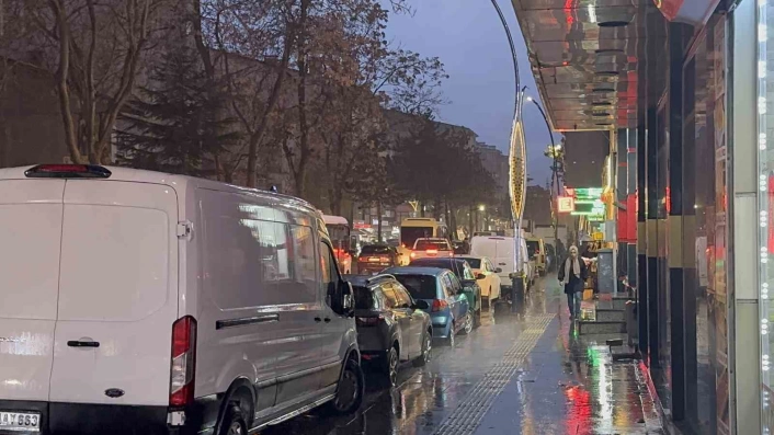 Tatvan'da sağanak yağış taşkınlara yol açtı