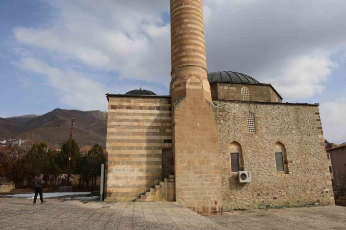 Türkiye'nin ilk taşınan tarihi camisi Sungur Bey, cemaatini ağırlamaya devam ediyor