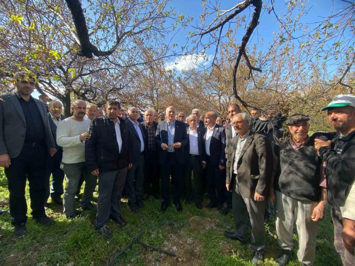TZOB Genel Başkanı Bayraktar, Elazığ'da zirai dondan etkilenen üreticilerle bir araya geldi