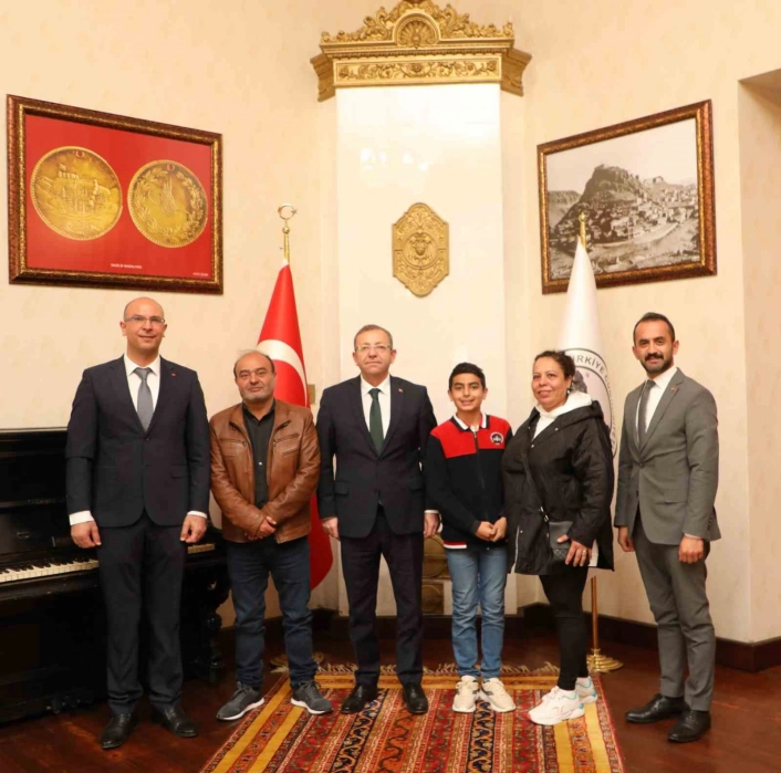 Vali Polat, şampiyonu makamında ağırladı