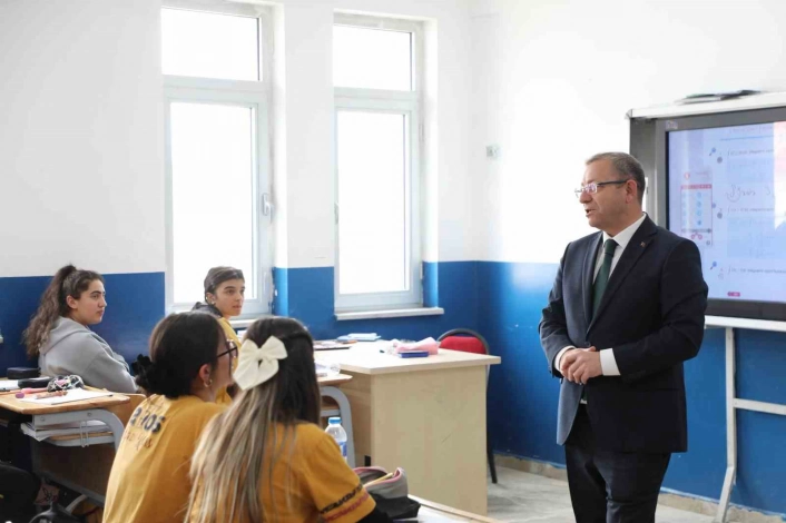 Vali Polat'ın okul ziyaretleri devam ediyor