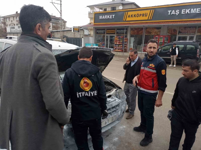 Vand'a seyir halindeki aracın motoru yandı