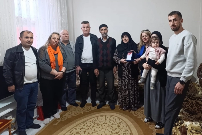 Vatan için evladını feda eden anne, yılın annesi seçildi