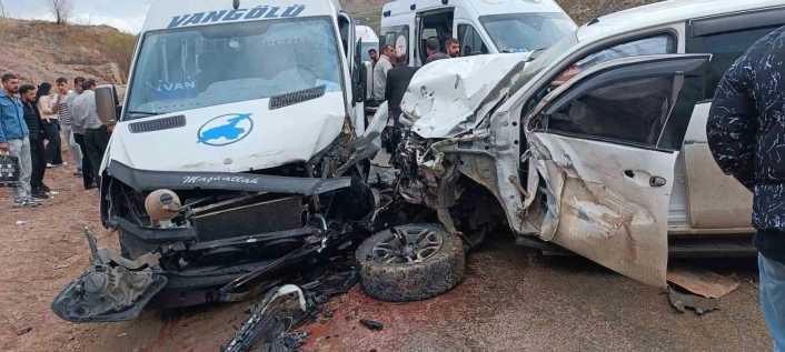 Yüksekova'da trafik kazası: 4 yaralı