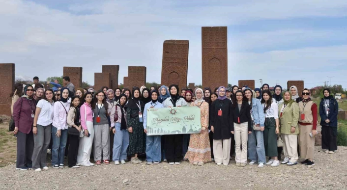 65 il'den bin 600 öğrenci Cumhurbaşkanlığı Külliyesinde ağırlandı