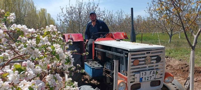 Adilcevaz'da bahçe çapalama dönemi