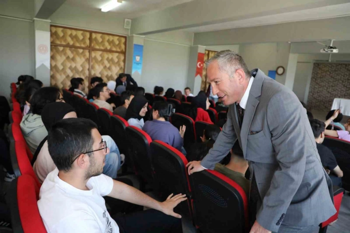 Ağrı Milli Eğitim Müdürü Kökrek'ten YKS öğrencilerine moral ziyareti