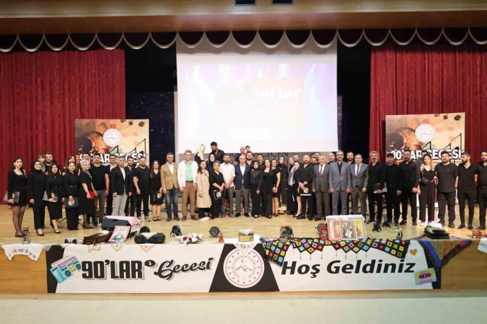 Ağrı'da ''90'lar Gecesi''nde nostalji dolu anlar yaşandı