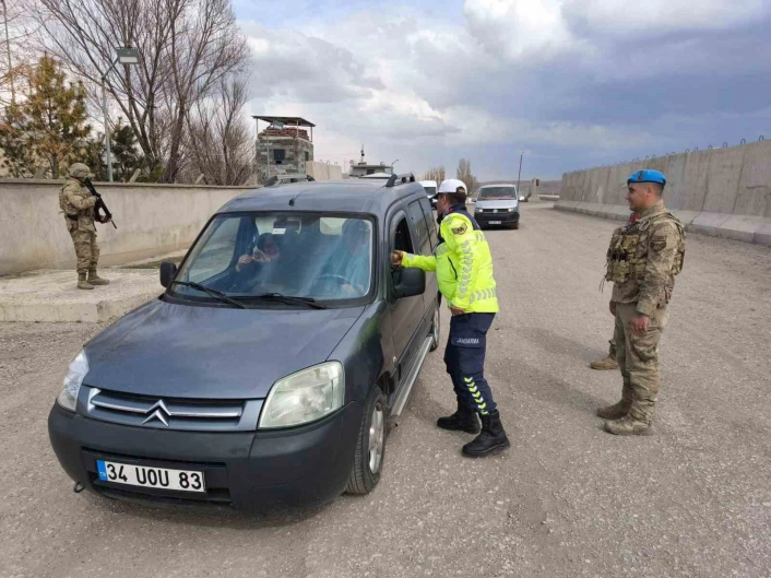 Ağrı'da trafik denetimlerinde 75 sürücüye ceza, 27 araç men edildi