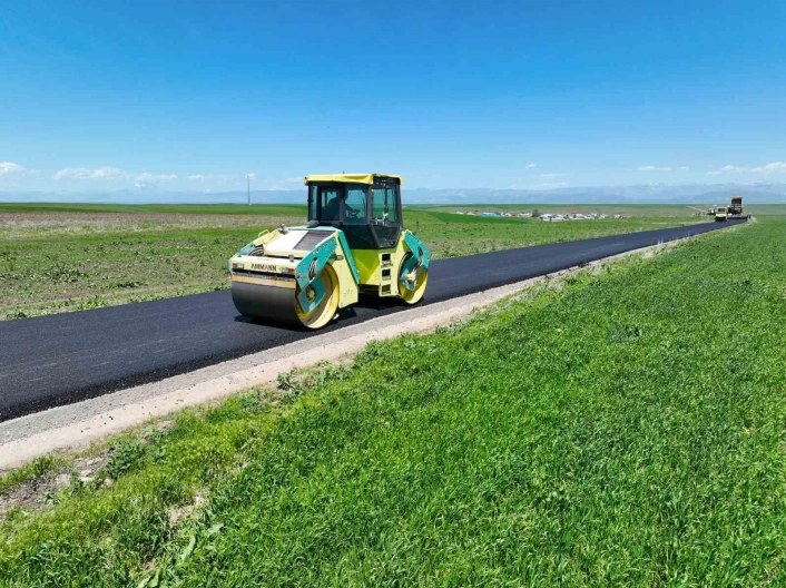 Ağrı'da Yukarı Ağadeve köyünde BSK asfalt yol çalışması tamamlandı