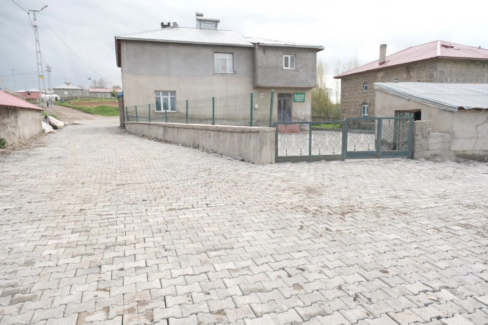 Ağrı'nın Çakıroba köyünde 3.500 metrekarelik kilit parke taşı çalışması tamamlandı