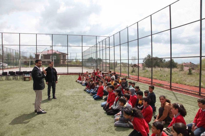 Ahlat'ta öğrencilere 2 bin meyve fidanı dağıtıldı