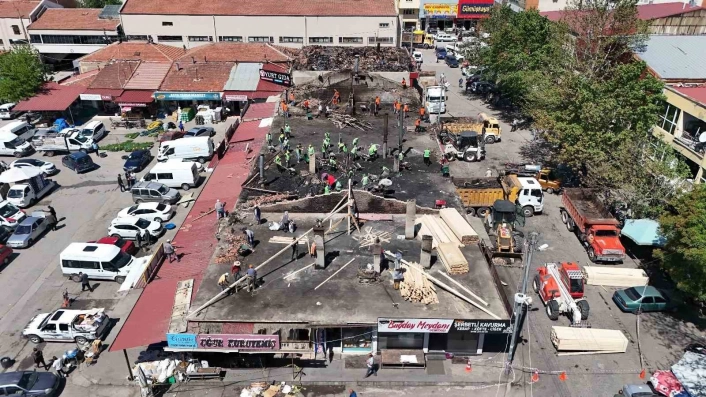 Buğday Meydanı'nda yangının izleri siliniyor