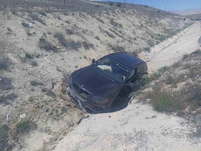 Darendede araç yol kenarına devrildi: 1 yaralı