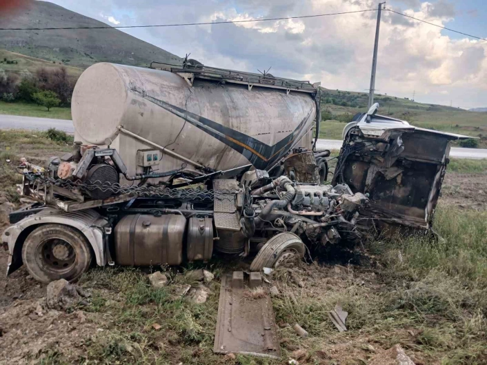 Doğanşehir'de tanker tarlaya devrildi, sürücü yaralandı