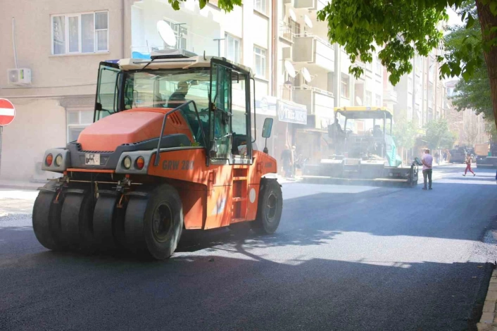 Elazığ'da asfaltlama çalışmaları sürüyor