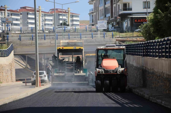 Elazığ'da asfaltlama çalışmaları sürüyor