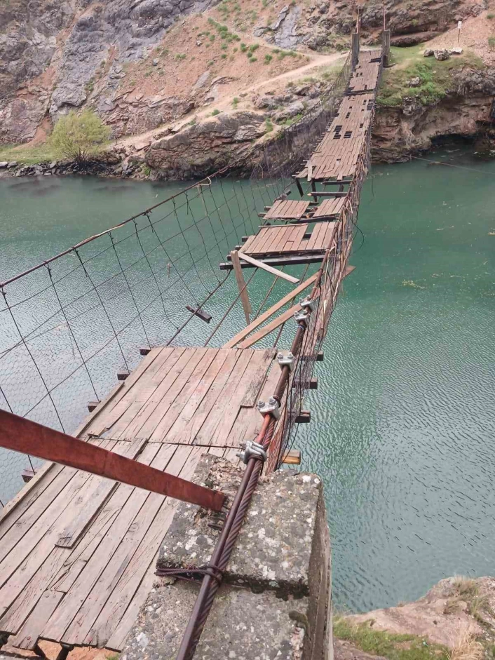 Elazığ'da fırtınadan dolayı asma köprü zarar gördü