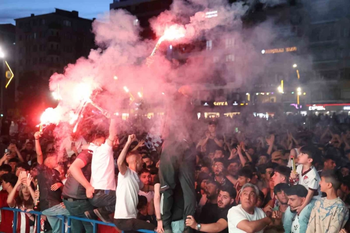 Elazığ'da nefesler tutuldu: Taraftarlar Elazığspor maçı için dev ekran başına geçti