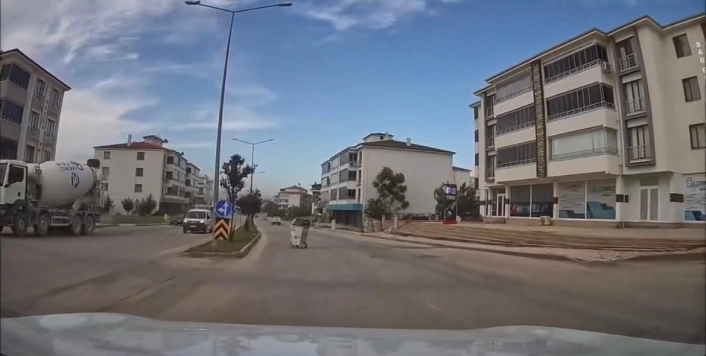 Elazığ'da şiddetli fırtına çöp konteynerini adeta gezintiye çıkardı