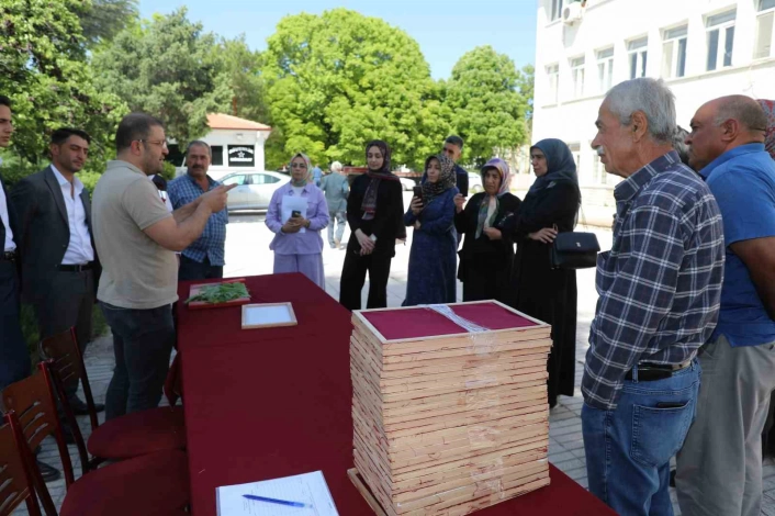 Elazığ'da üreticilere ipek böceği larvası dağıtıldı