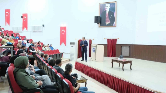 Erzincan'da gıda üzerine seminer düzenledi